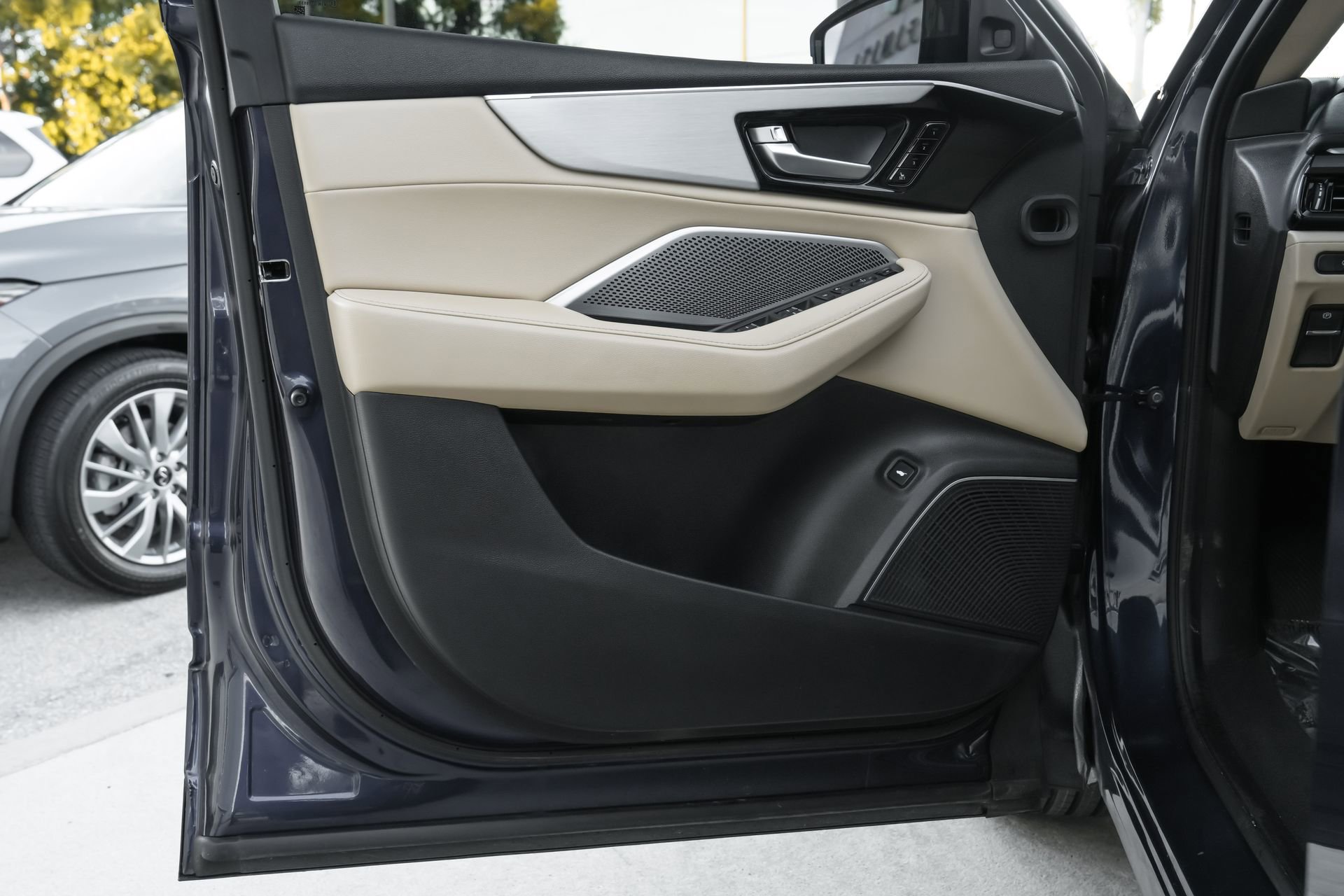 Used 2022 Acura MDX FWD image 32