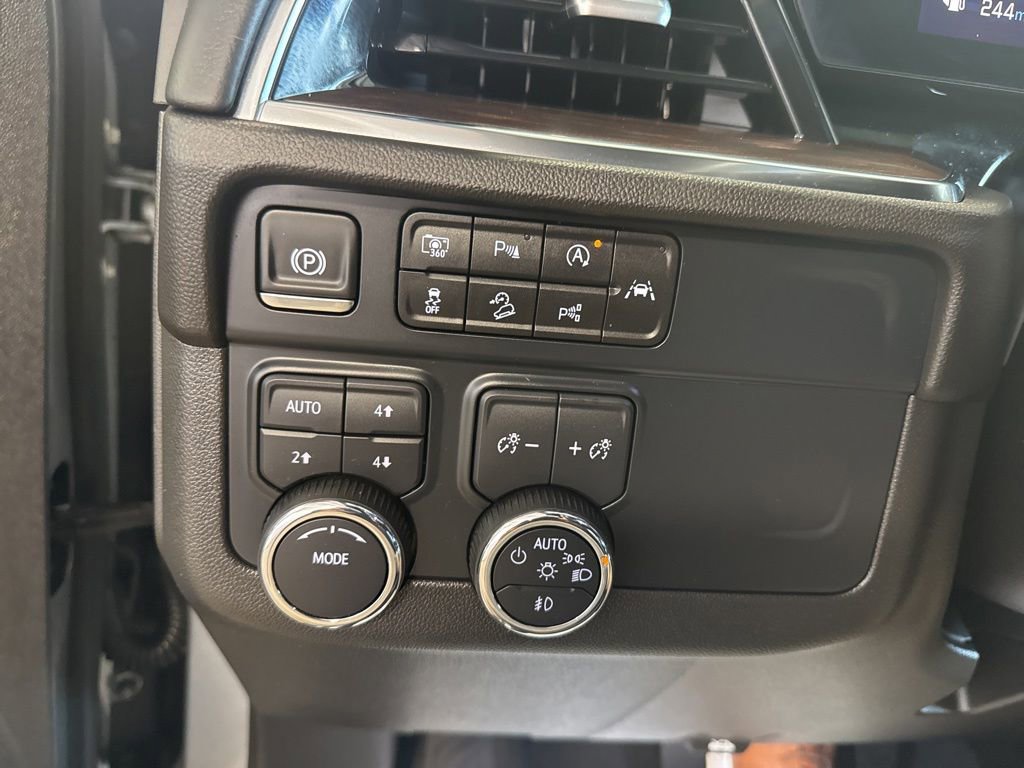 Used 2025 Chevrolet Suburban Z71 AWD/4WD image 22