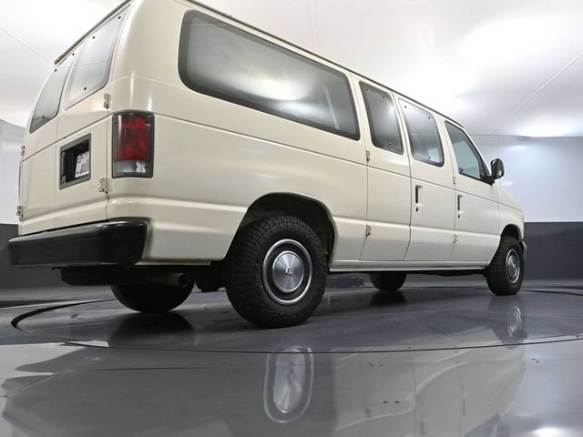 Used 1995 Ford E-150 and Econoline 150 Club Wagon RWD image 36