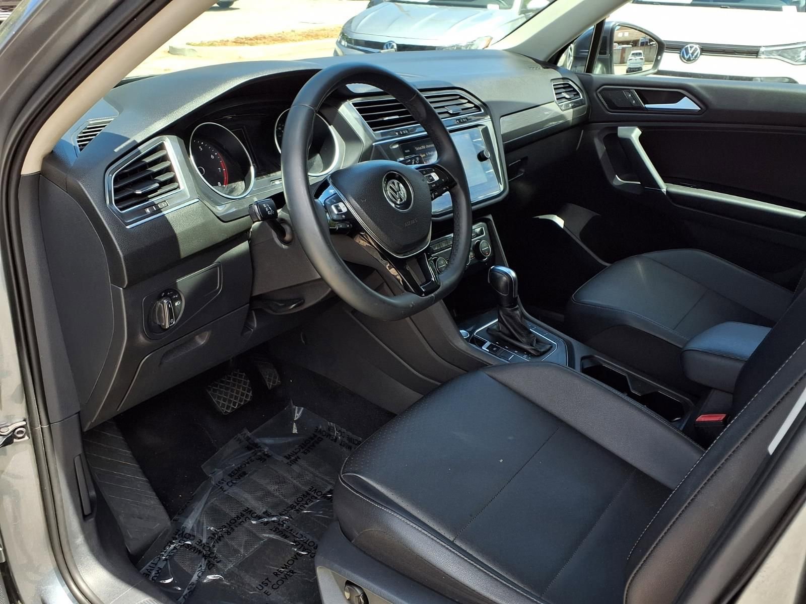 Used 2020 Volkswagen Tiguan SE FWD image 14