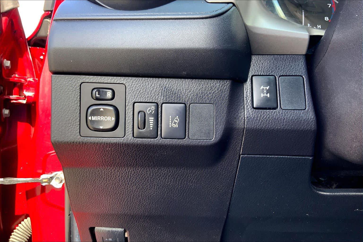 Used 2018 Toyota RAV4 LE w/ All Weather Liner Package AWD/4WD image 33
