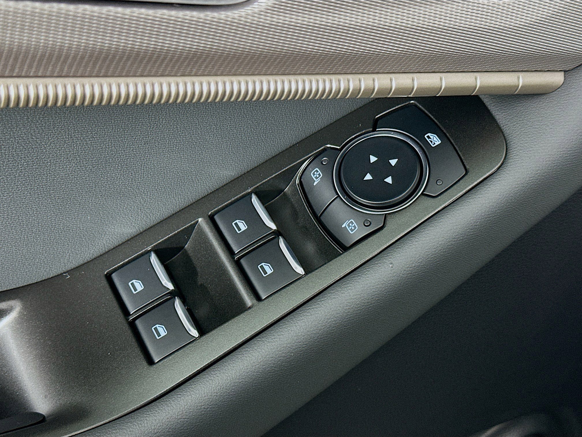 Used 2025 Ford Explorer Active image 15