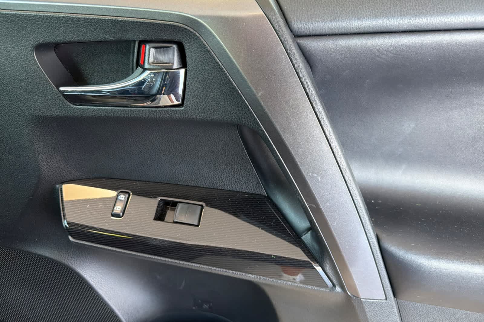 Used 2018 Toyota RAV4 SE w/ Power Extra Value Package FWD image 18