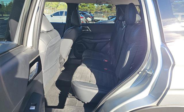 Used 2024 Mitsubishi Outlander SE image 15