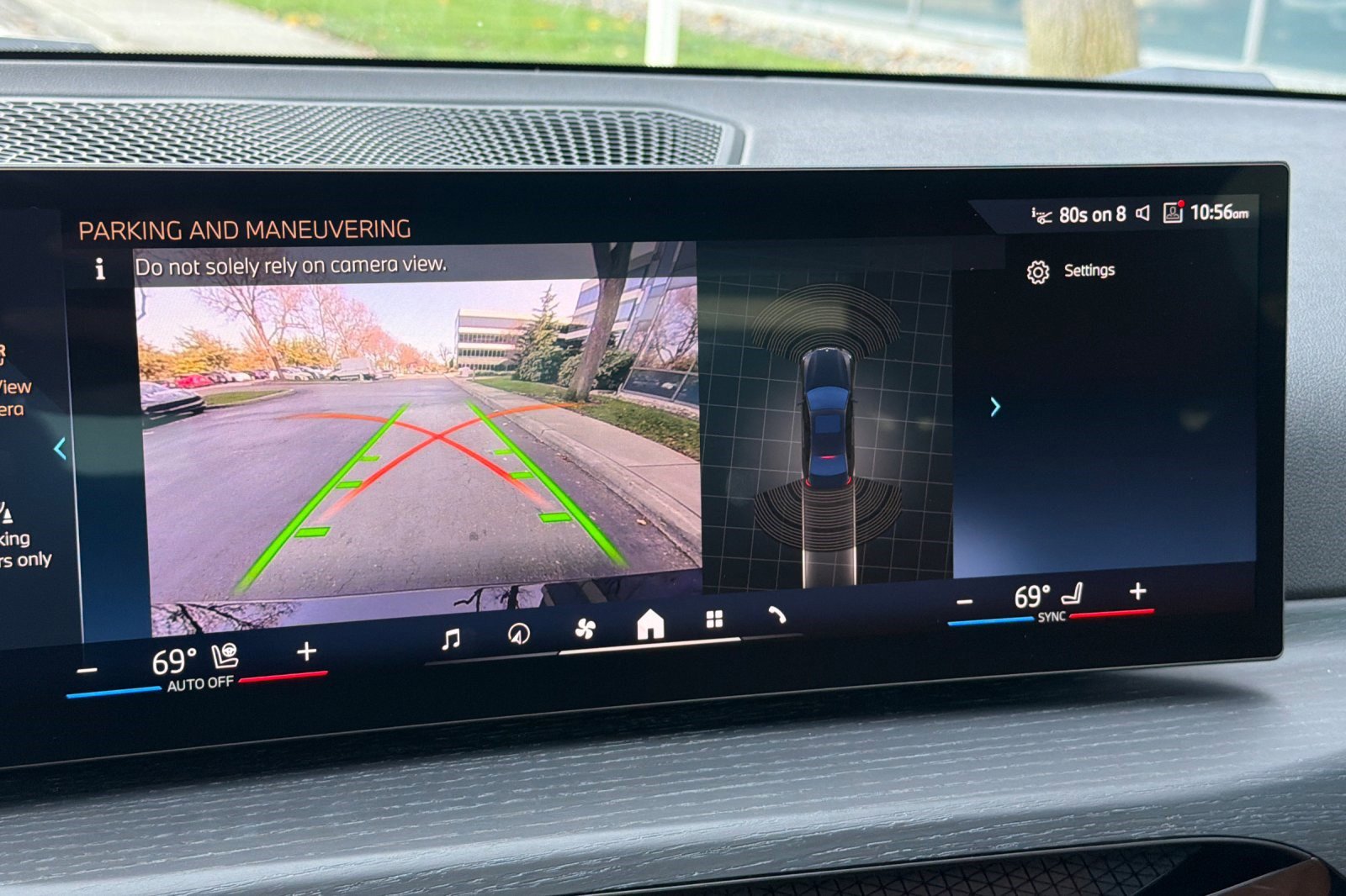 Used 2025 BMW 330i Sedan w/ Premium Package image 26