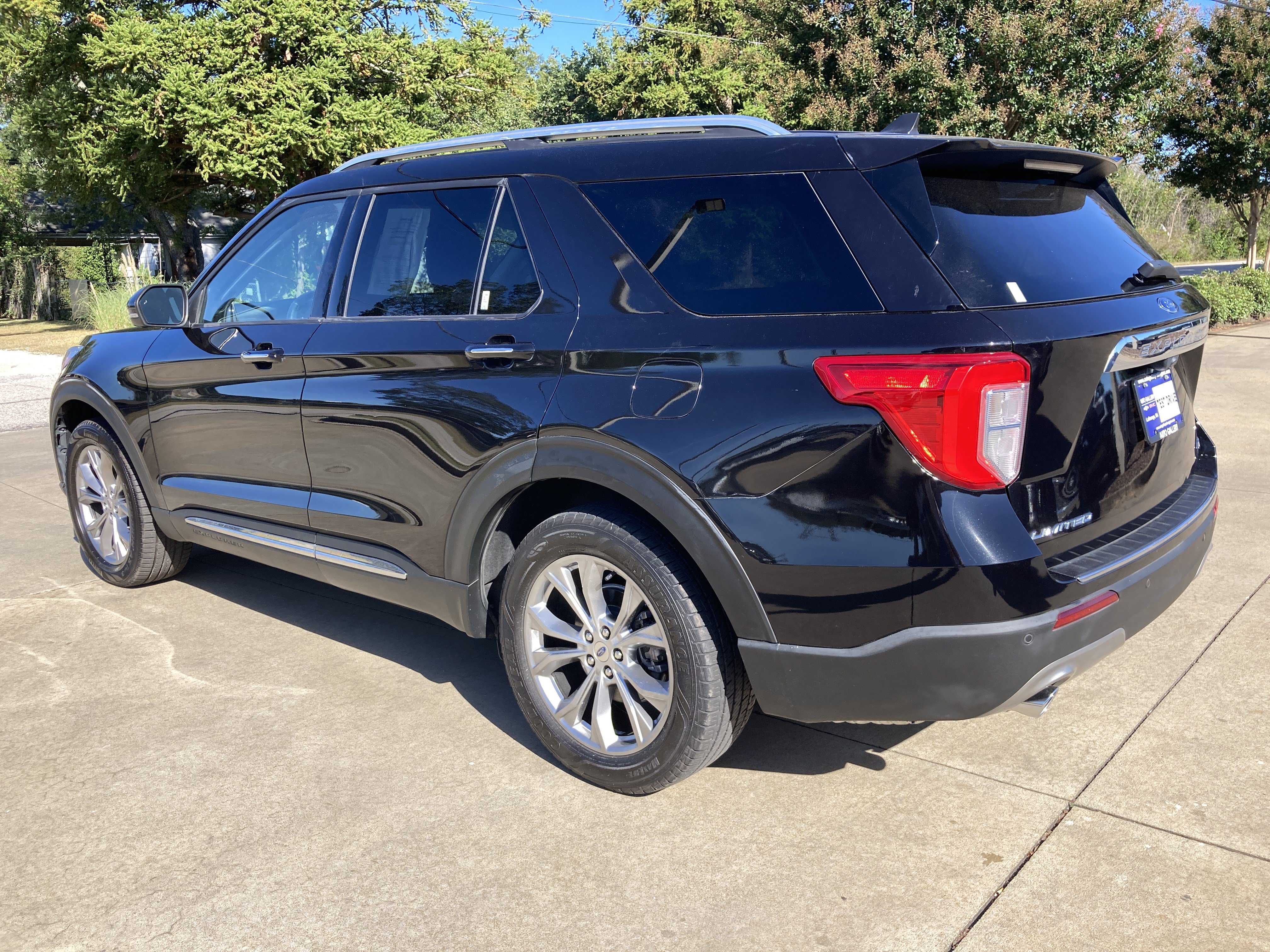 Used 2021 Ford Explorer Limited w/ Equipment Group 301A AWD/4WD image 8
