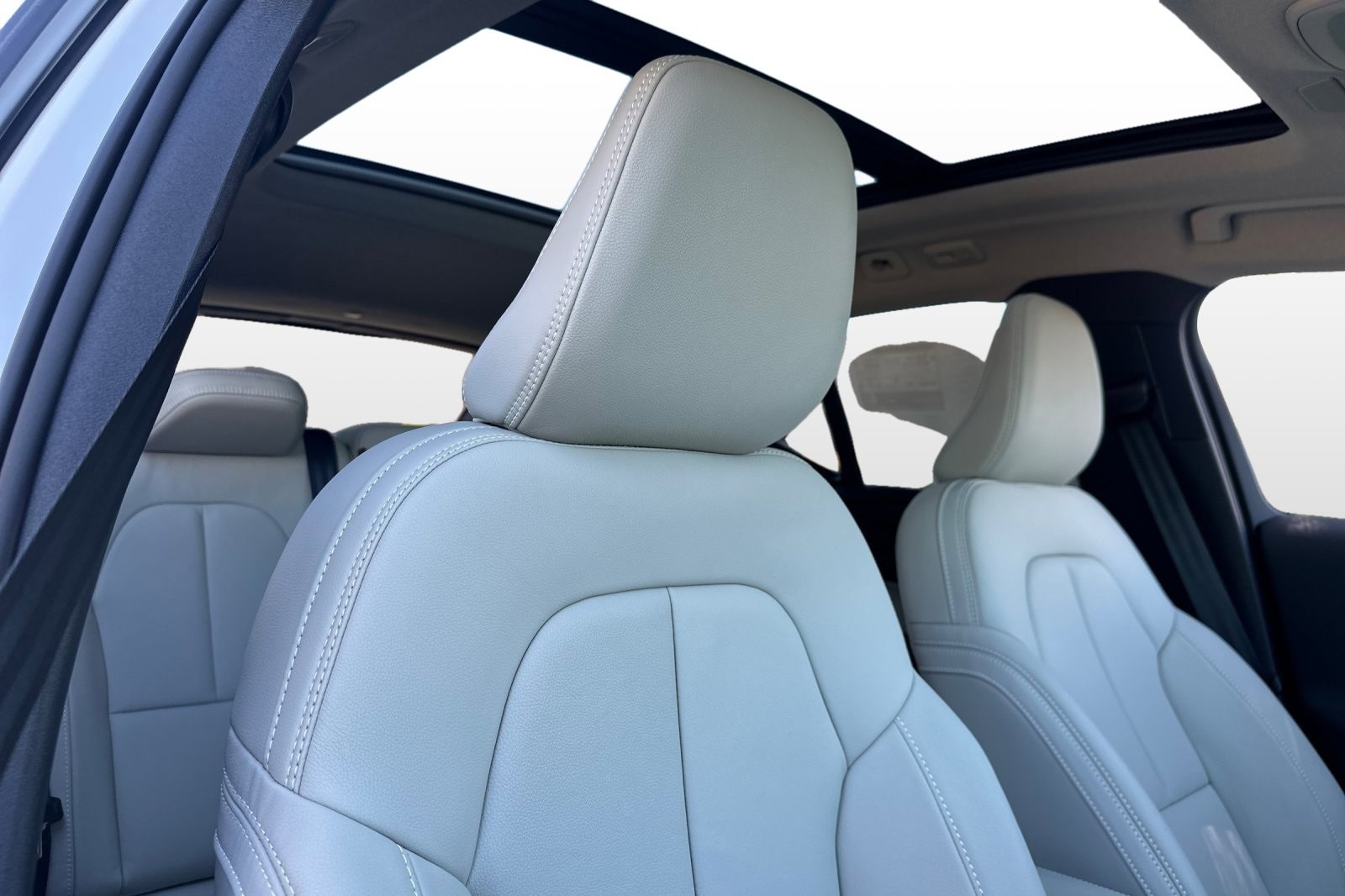 New 2026 Volvo XC40 B5 Plus w/ Protection Package Premier image 19
