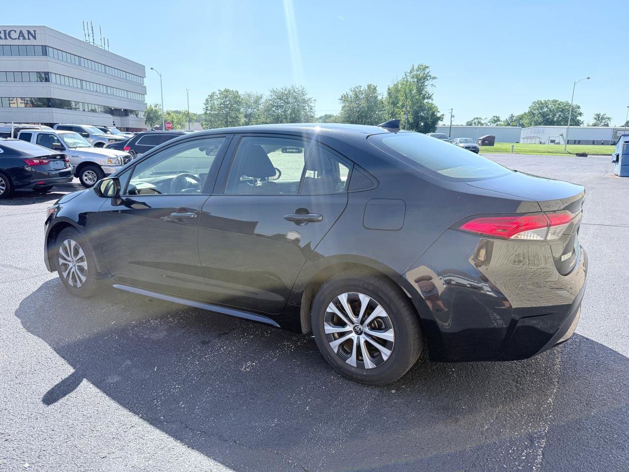 Used 2021 Toyota Corolla LE FWD image 3