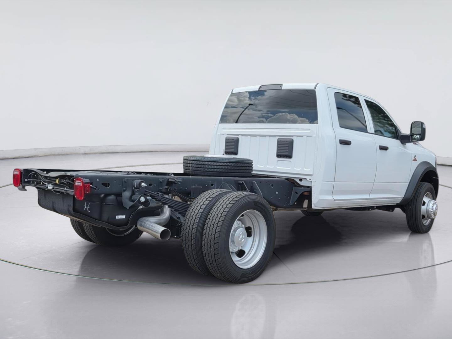 New 2026 RAM 5500 Tradesman w/ Chrome Appearance Group AWD/4WD image 3