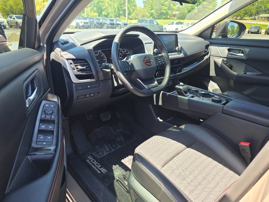 Used 2025 Nissan Rogue SV AWD/4WD image 10