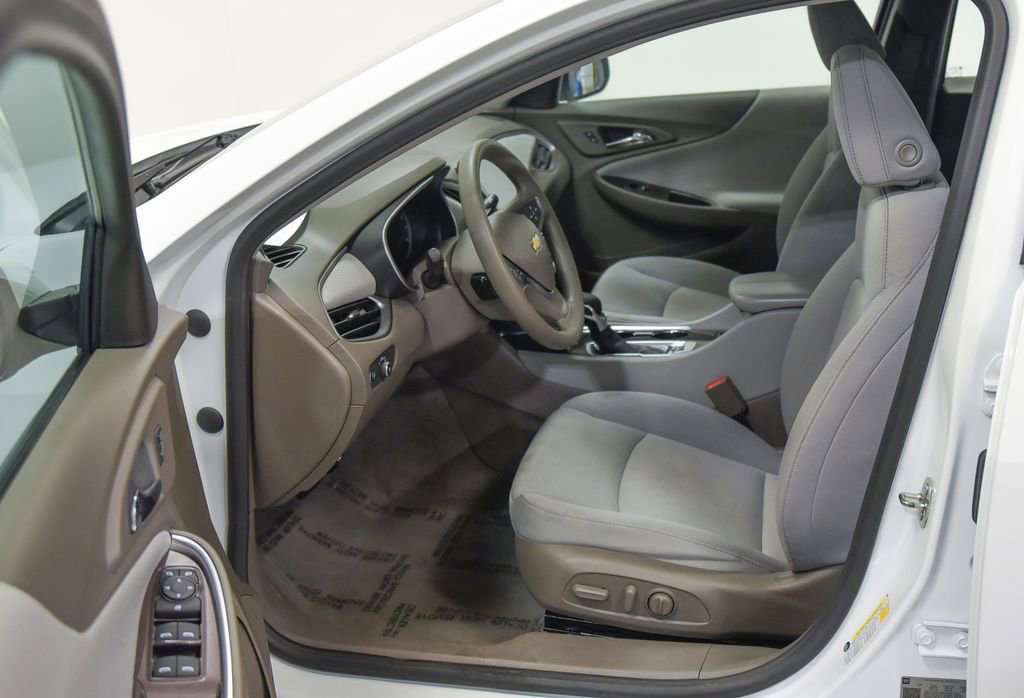 Used 2022 Chevrolet Malibu LT image 2