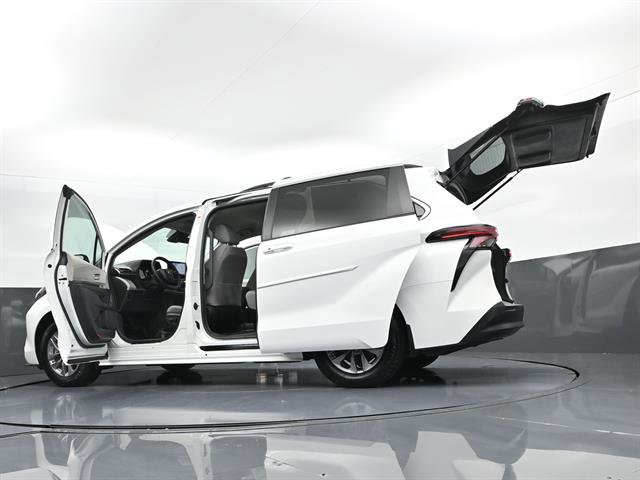 Certified 2022 Toyota Sienna LE FWD image 52