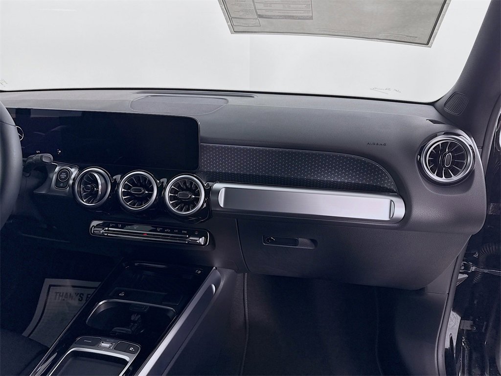 Used 2025 Mercedes-Benz GLB 250 4MATIC image 27