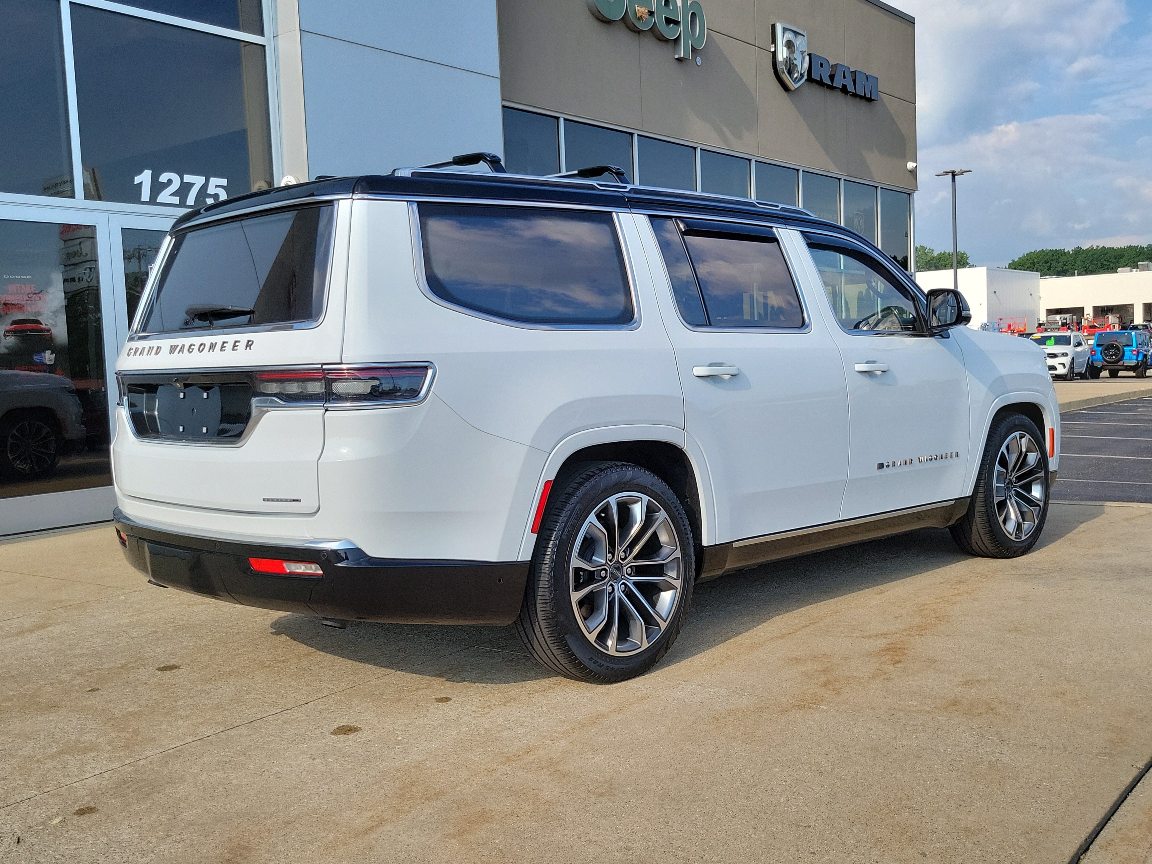 Used 2024 Jeep Grand Wagoneer Series III w/ Rear Seat Video Group 1 AWD/4WD image 4