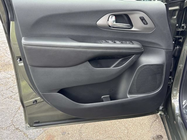 New 2027 Chrysler Pacifica Select w/ Family Tech Group AWD/4WD image 18