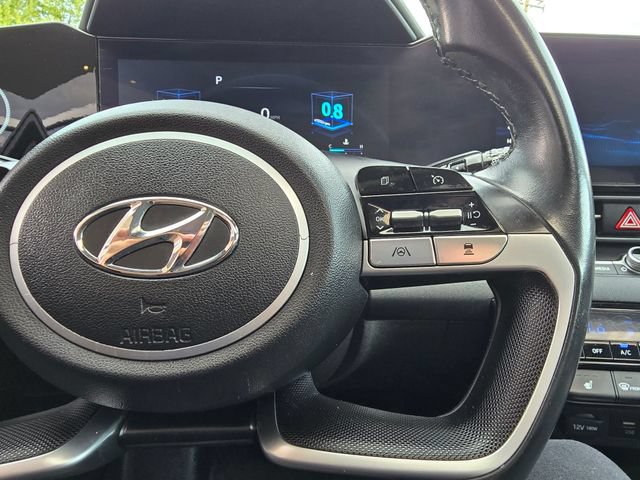 Used 2023 Hyundai Elantra Limited w/ Preferred Accessory Package FWD image 16