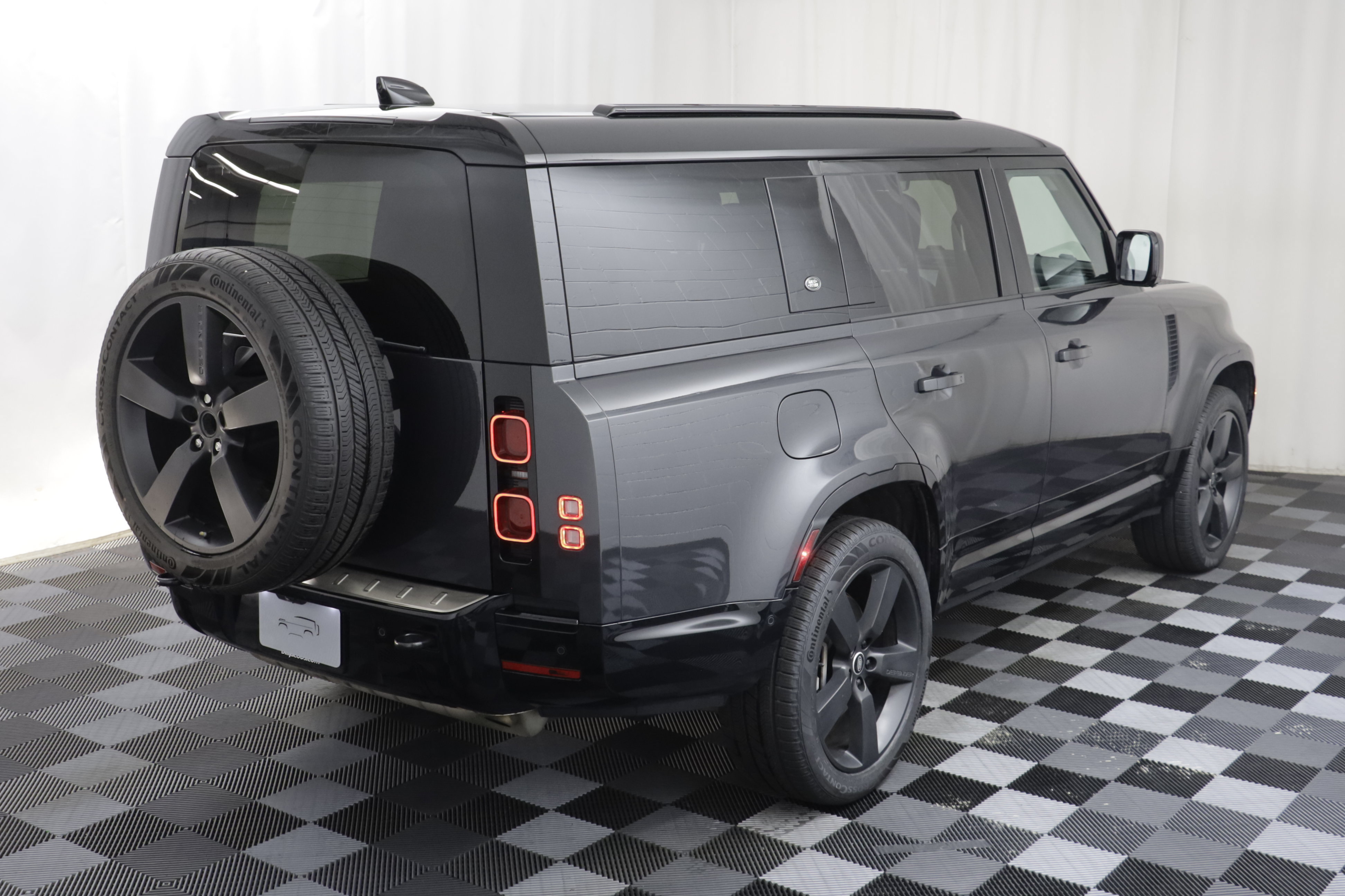 Used 2024 Land Rover Defender 130 X-Dynamic SE AWD/4WD image 19