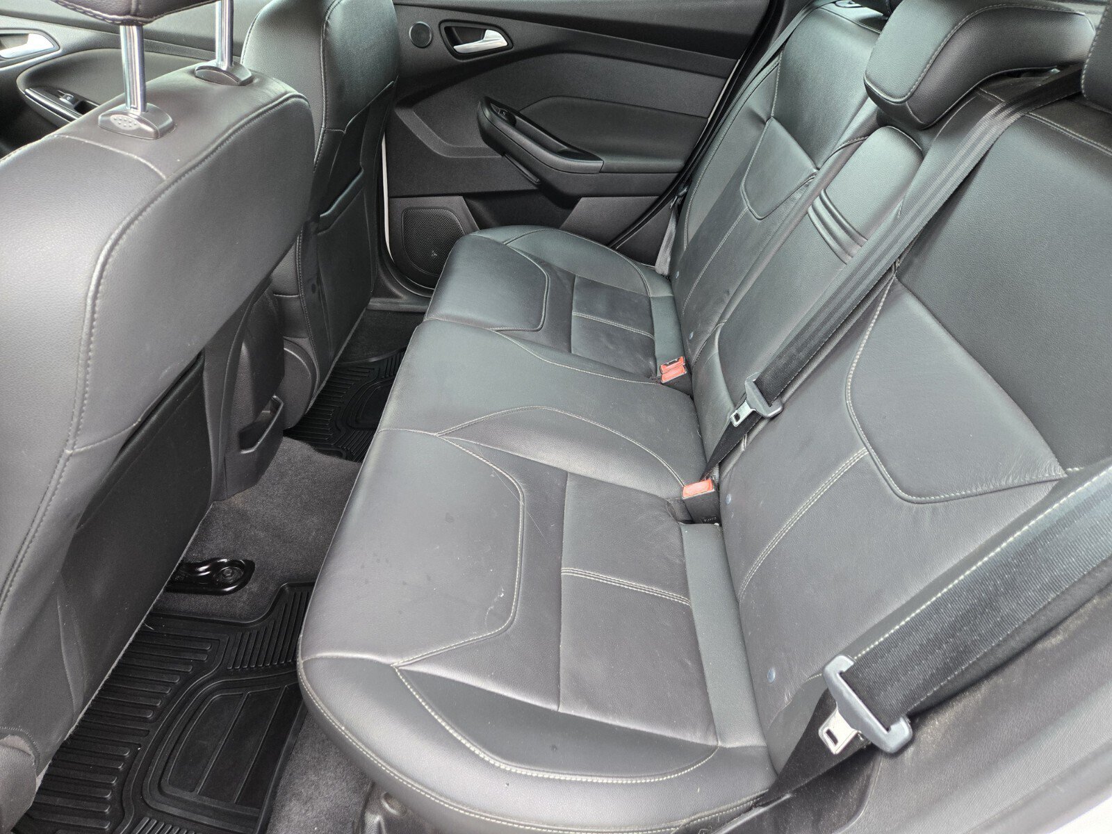 Used 2015 Ford Focus Titanium w/ Titanium Cold Weather Package FWD image 8