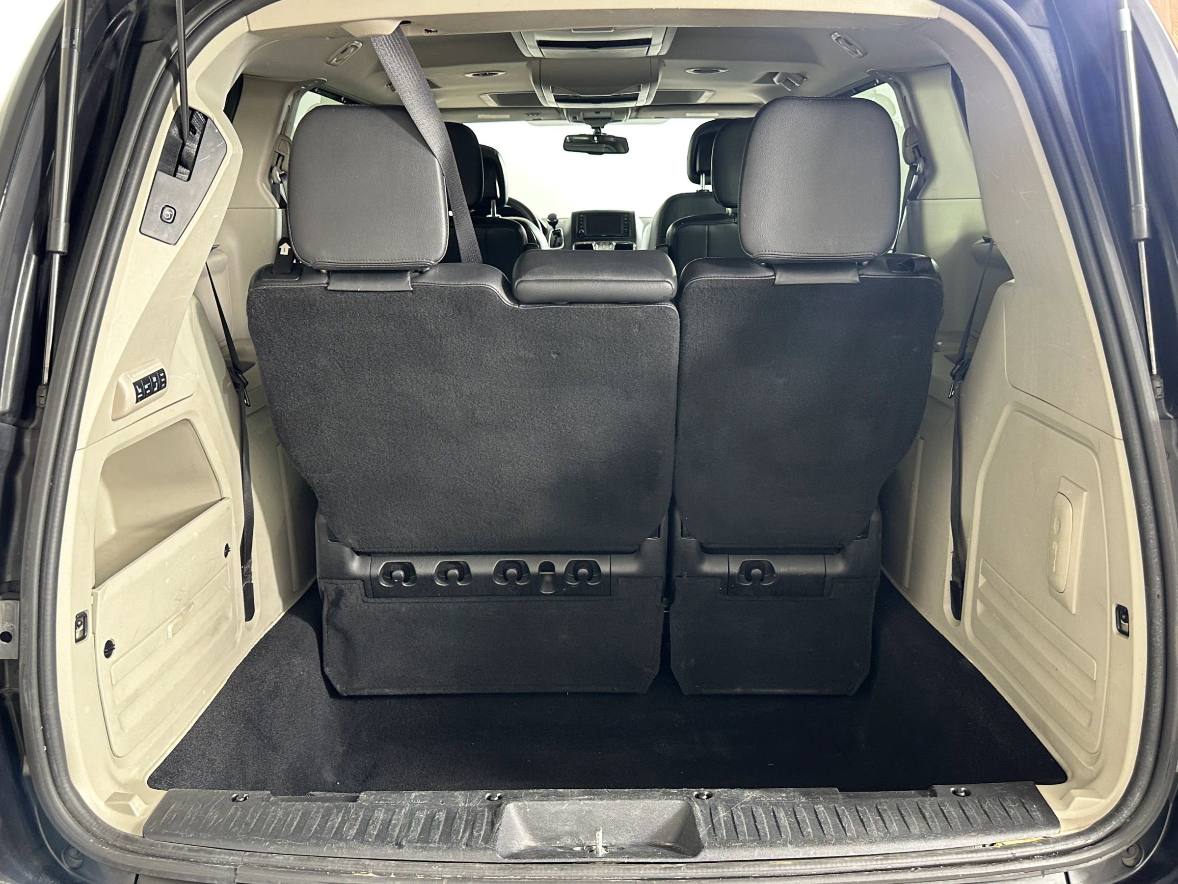 Used 2012 Chrysler Town & Country Touring-L w/ Premium Group FWD image 18