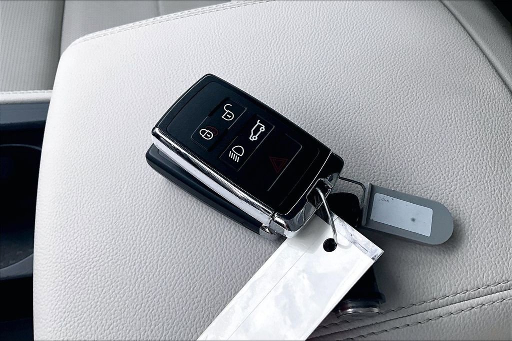 Used 2026 Jaguar F-PACE R-Dynamic S image 10