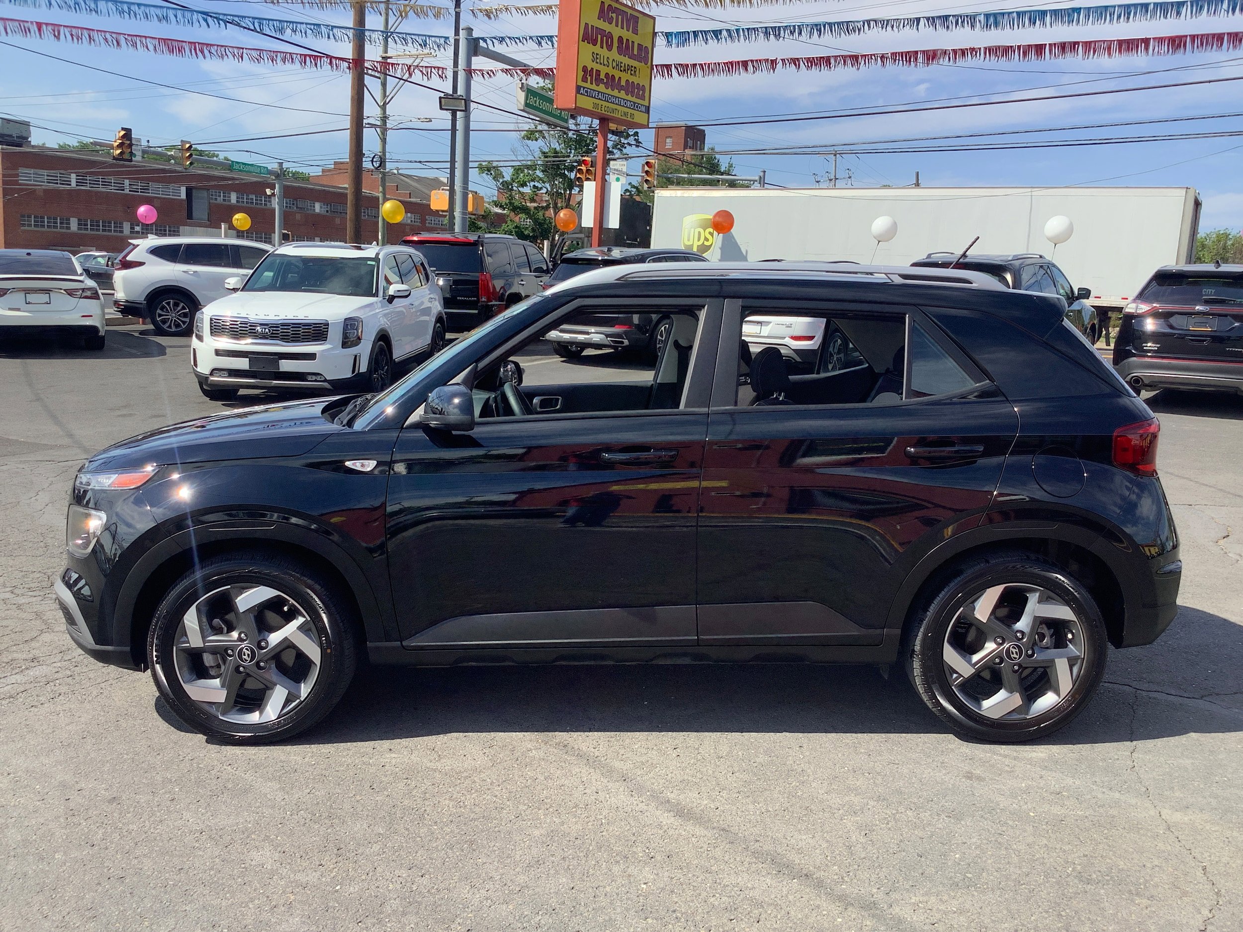 Used 2023 Hyundai Venue SEL w/ Cargo Package FWD image 4