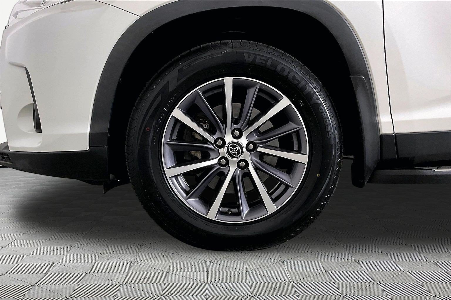 Used 2019 Toyota Highlander XLE AWD/4WD image 11