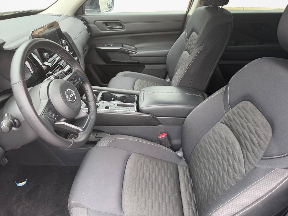 Certified 2025 Nissan Pathfinder SV FWD image 9