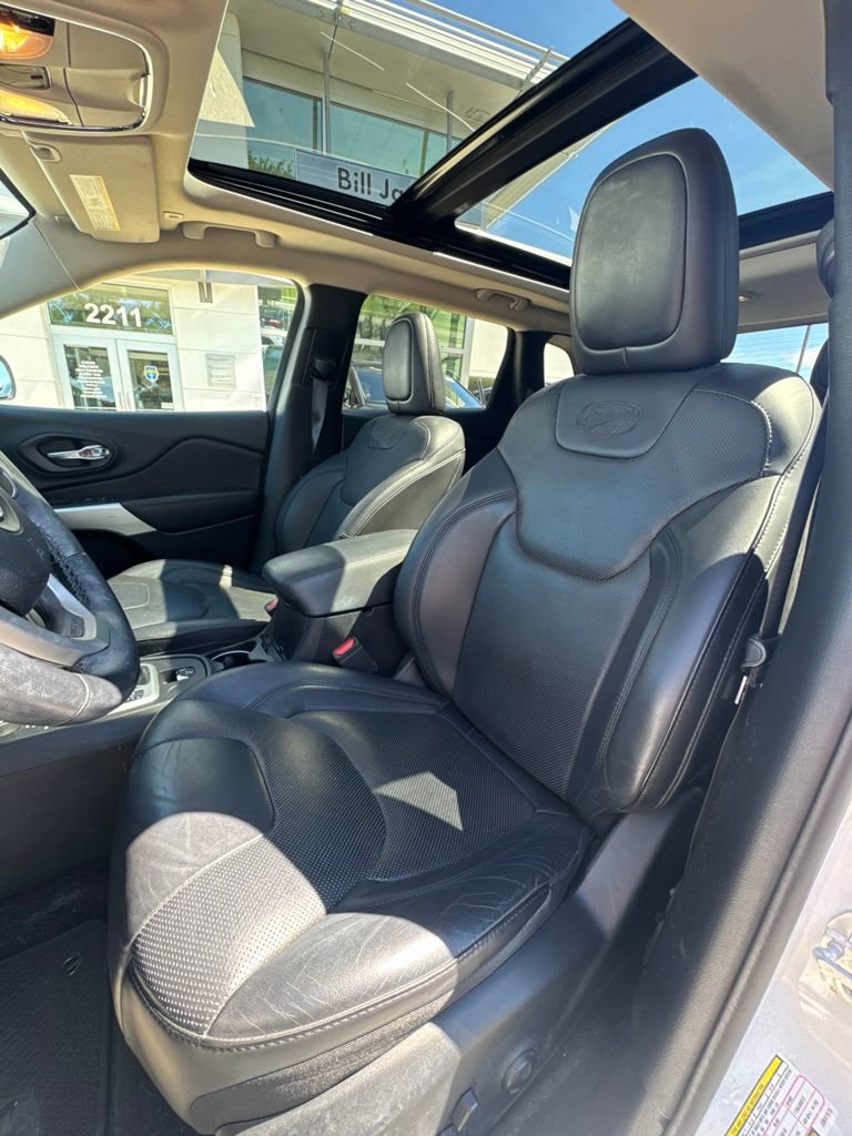 Used 2018 Jeep Cherokee Overland AWD/4WD image 11