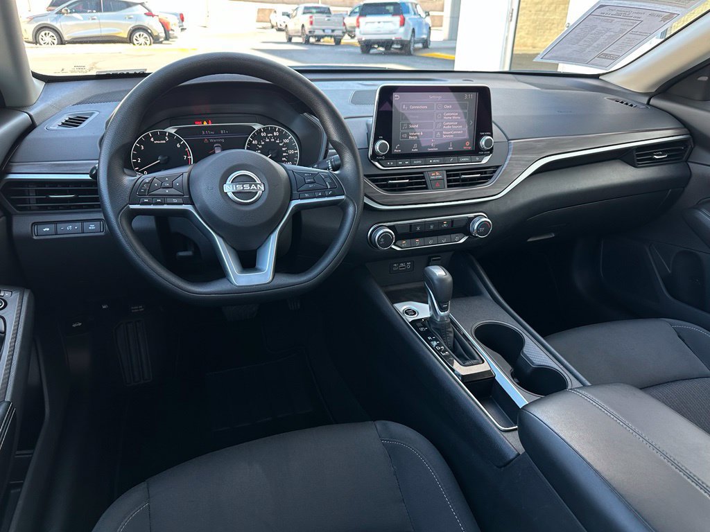 Used 2025 Nissan Altima 2.5 SV FWD image 30