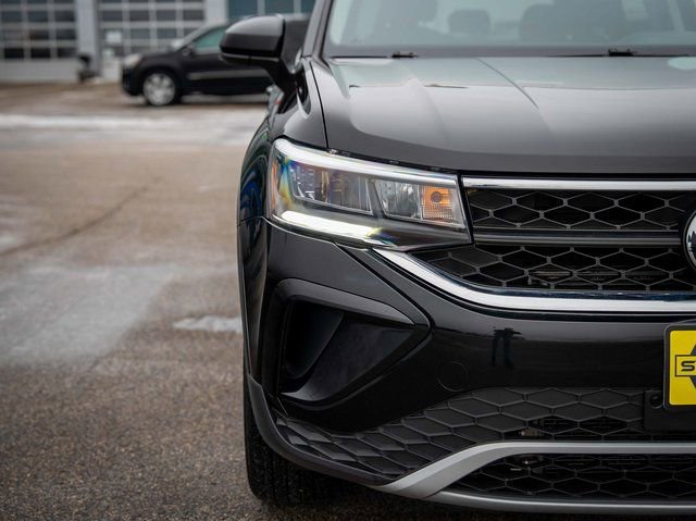 Used 2023 Volkswagen Taos SE image 4