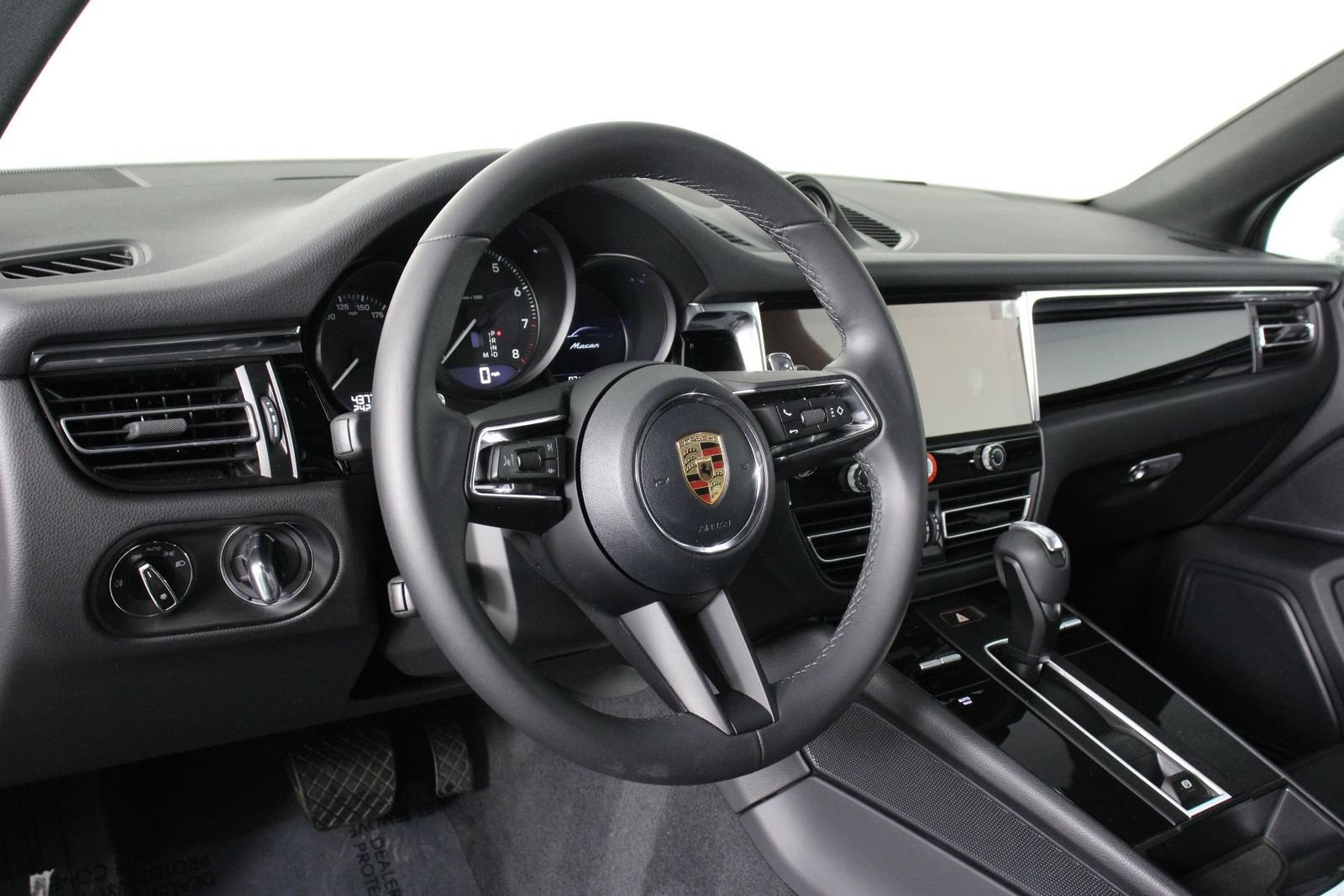 Certified 2026 Porsche Macan AWD/4WD image 4