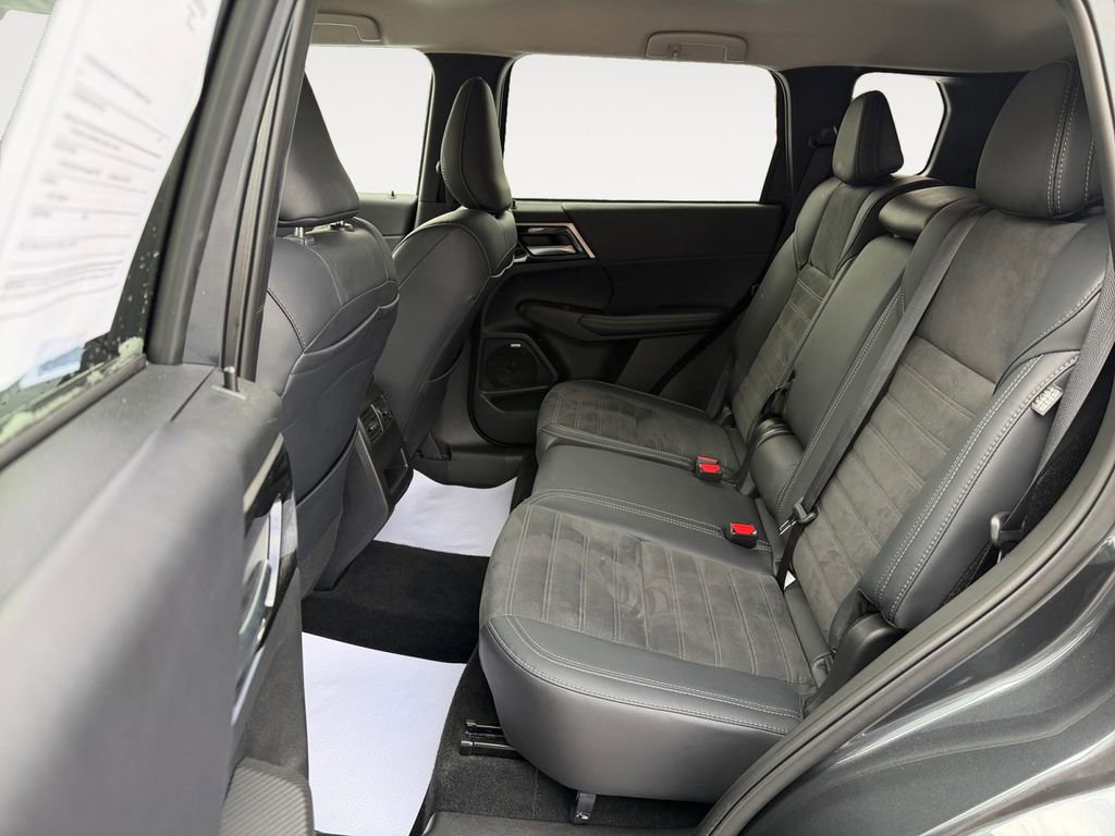 Used 2025 Mitsubishi Outlander SE image 29