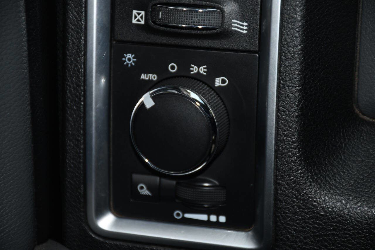 Used 2016 RAM 1500 Classic SLT image 27