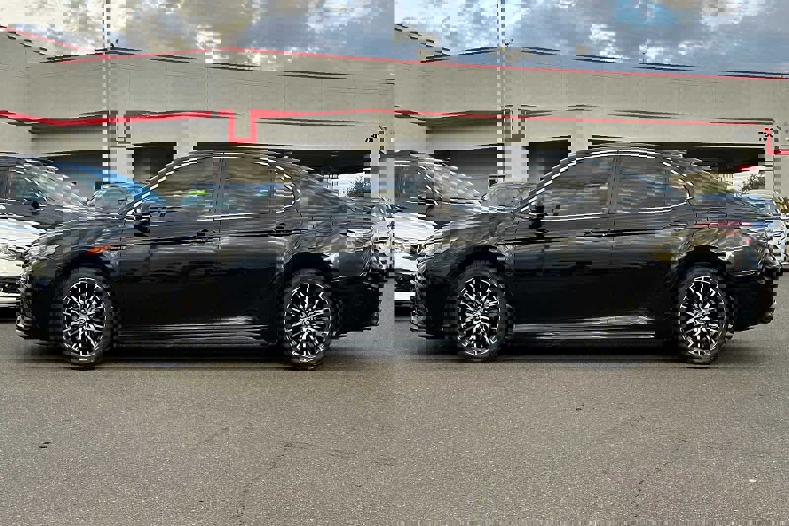 Used 2022 Toyota Camry SE image 9