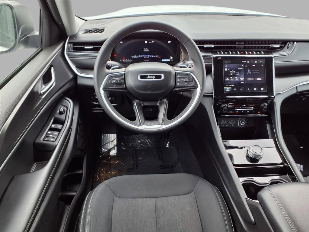 Used 2023 Jeep Grand Cherokee L Laredo image 4