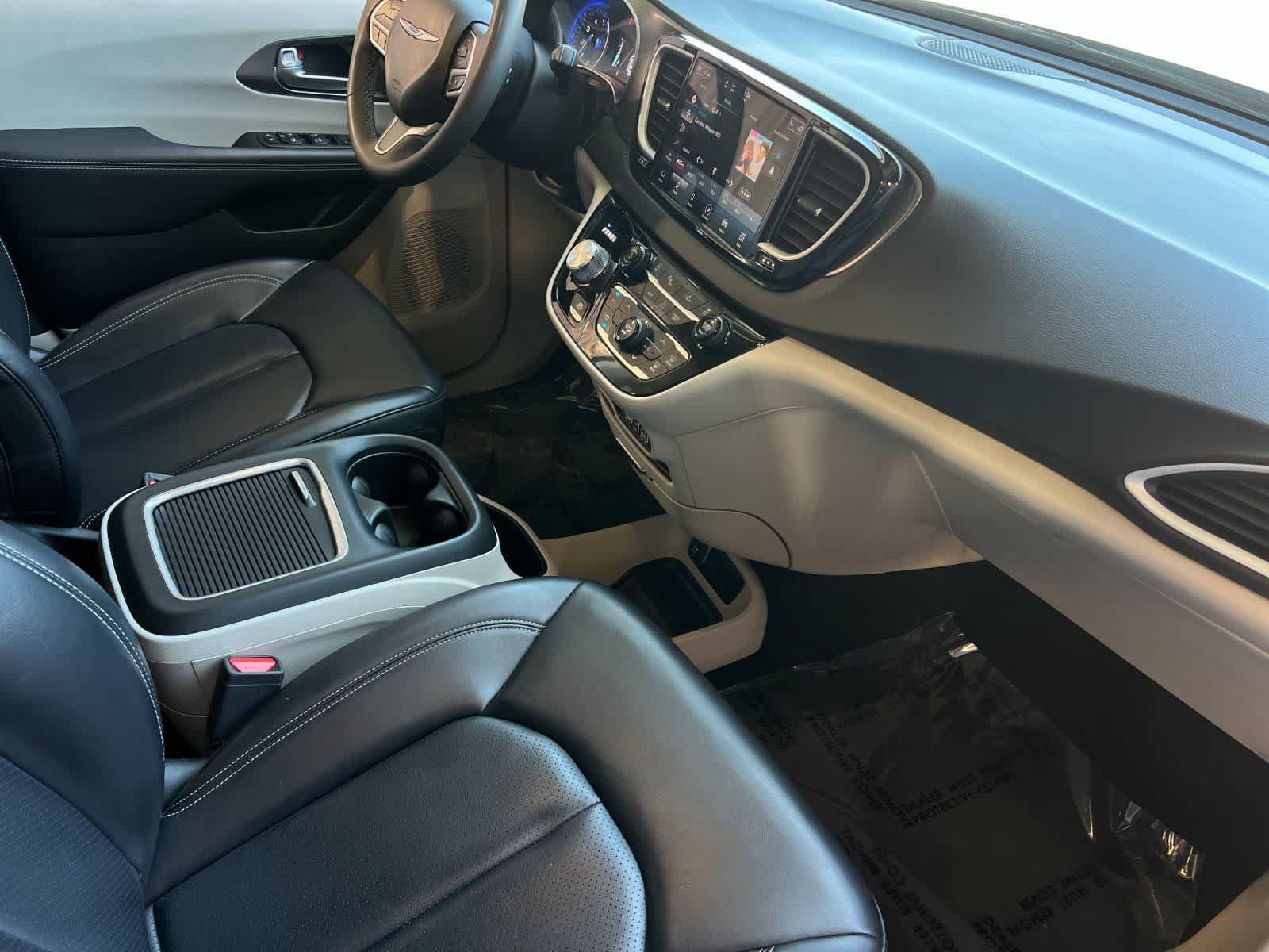 Used 2023 Chrysler Pacifica Touring-L FWD image 17