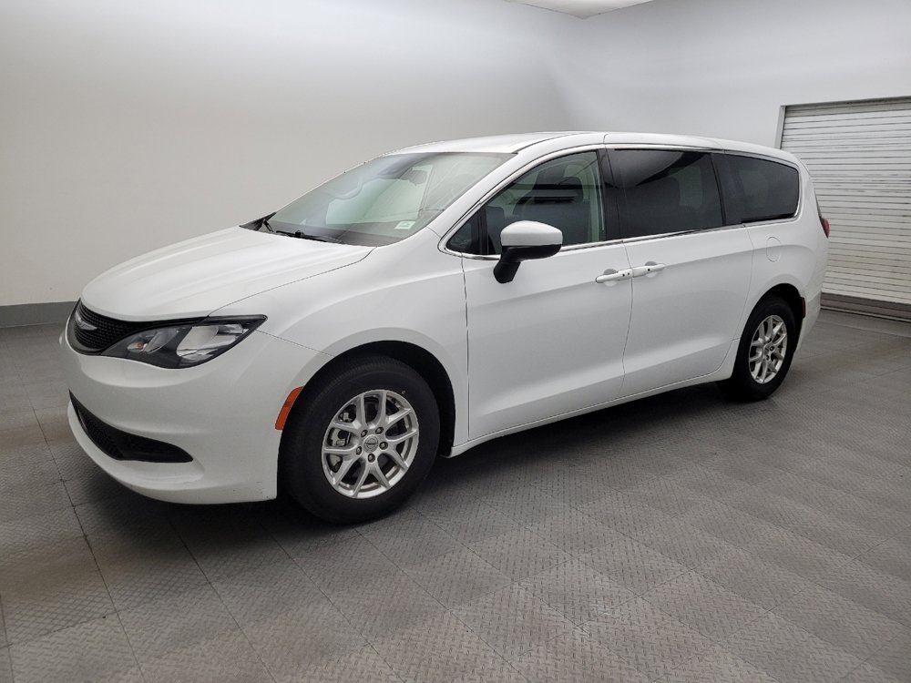 Used 2023 Chrysler Voyager LX FWD image 2