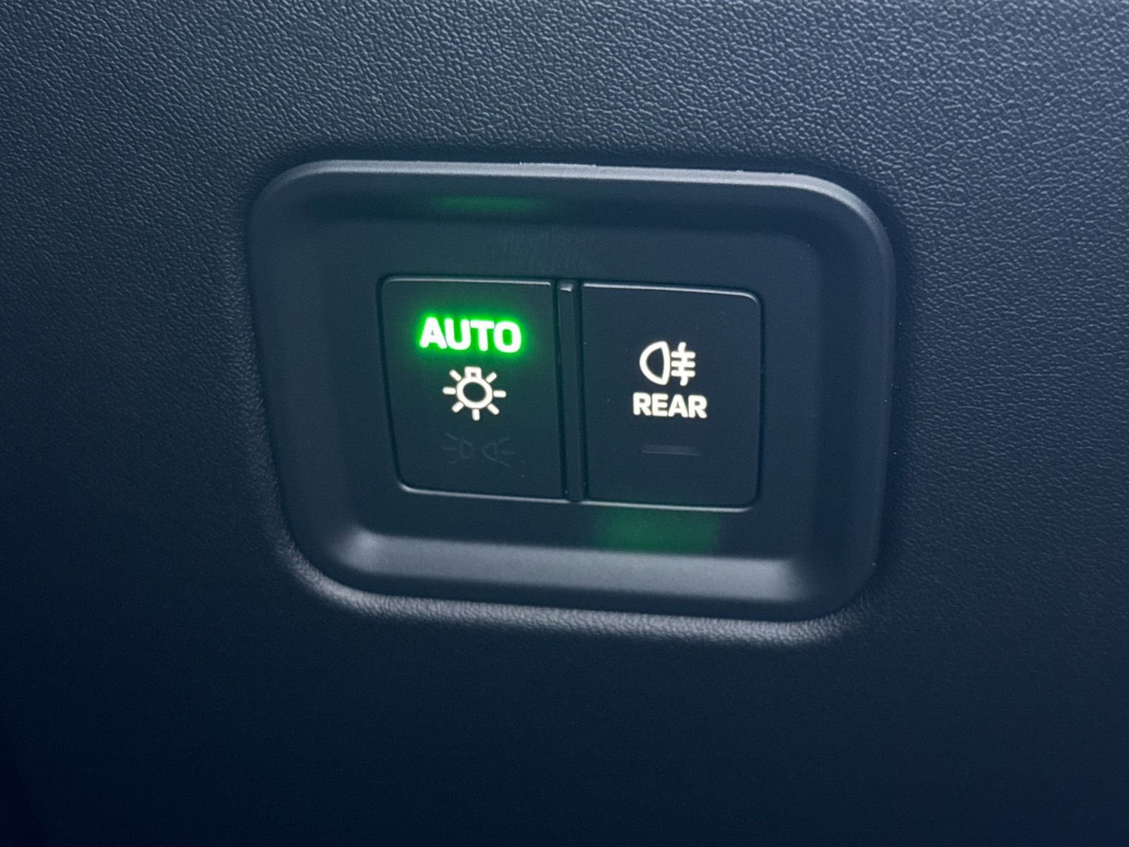 Certified 2025 Porsche Macan Electric image 33