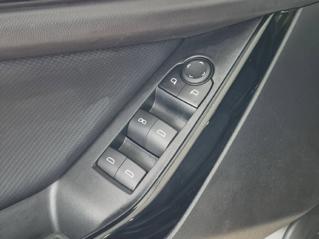 Used 2025 Chevrolet Equinox LT FWD image 27
