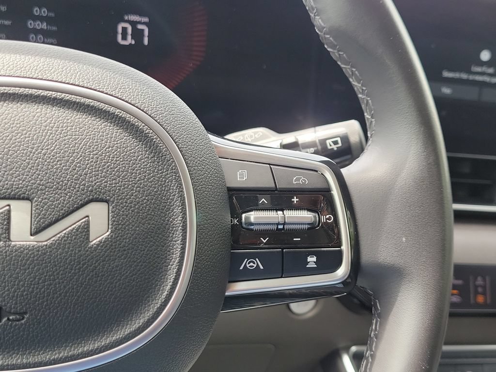 Certified 2025 Kia Carnival EX FWD image 18