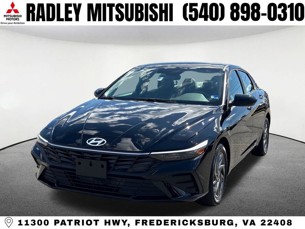 Used 2025 Hyundai Elantra Hybrid FWD image 1