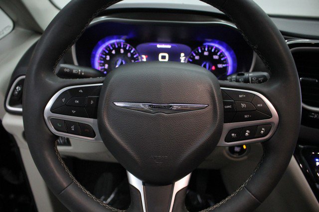 Used 2024 Chrysler Pacifica Touring-L image 10