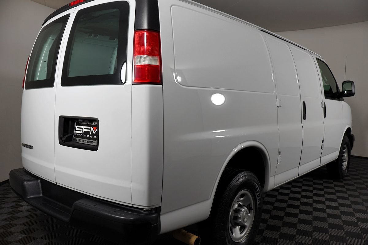 Used 2018 Chevrolet Express 2500 w/ Driver Convenience Package RWD image 9