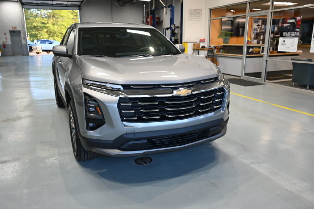 New 2027 Chevrolet Equinox LT w/ Convenience Package II AWD/4WD image 3