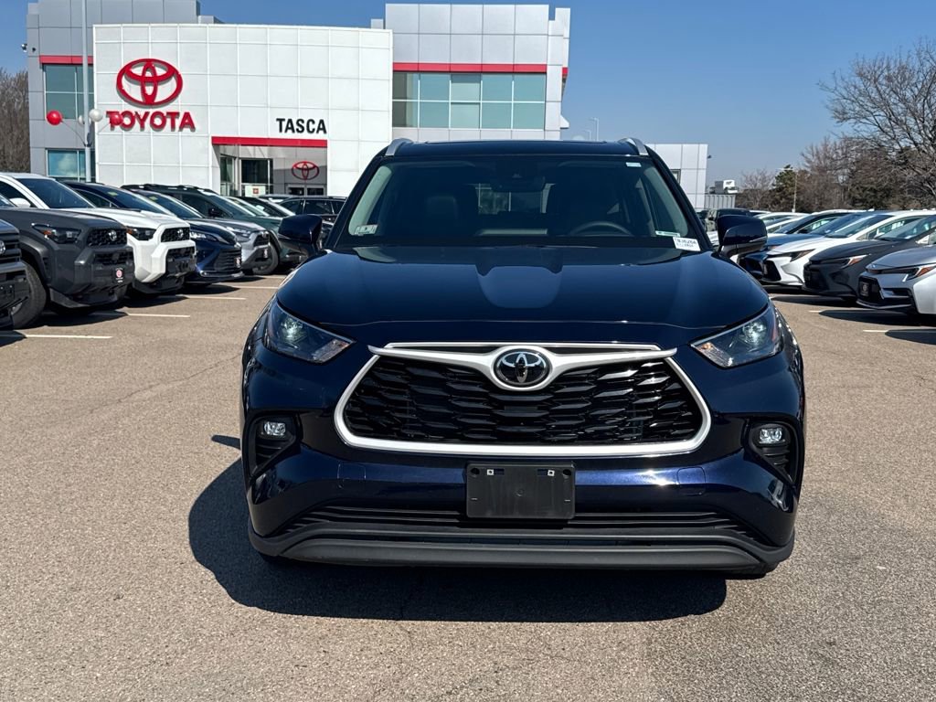 Used 2025 Toyota Highlander XLE image 2