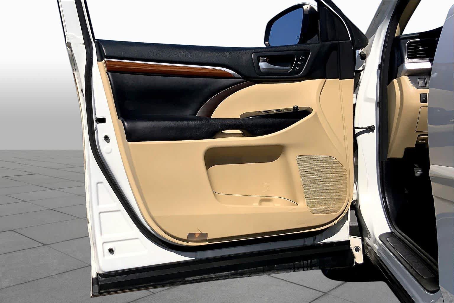 Used 2018 Toyota Highlander Limited Platinum FWD image 21