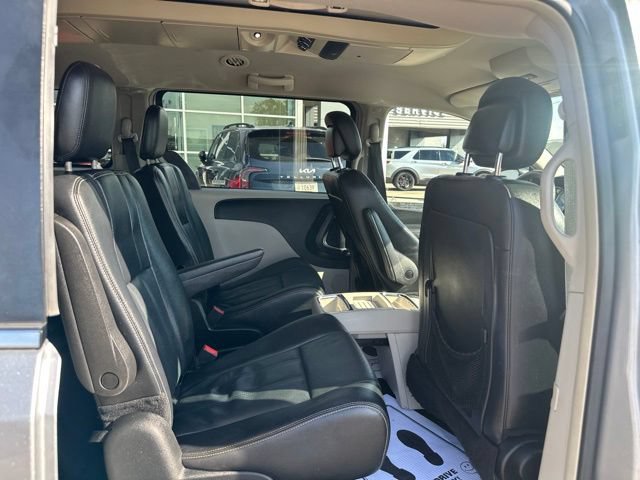 Used 2015 Chrysler Town & Country Touring FWD image 17