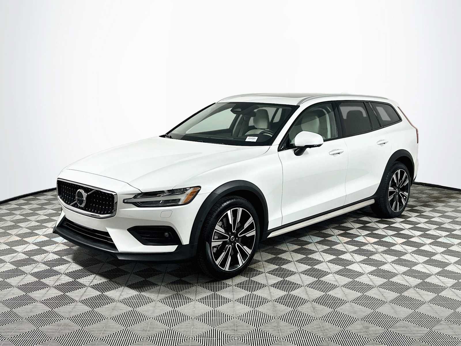 Used 2026 Volvo V60 B5 Cross Country Ultra w/ Climate Package AWD/4WD image 3
