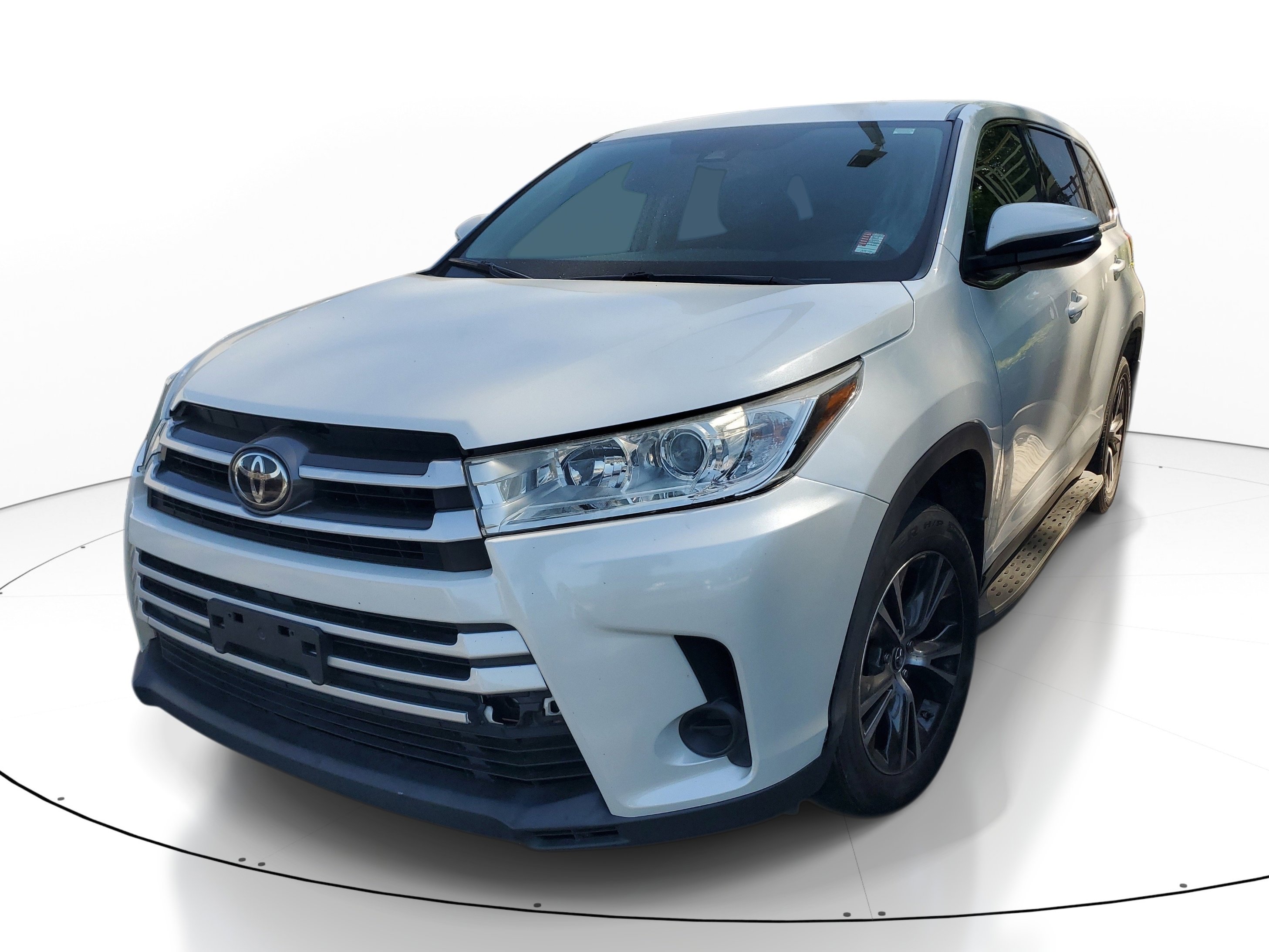 Used 2019 Toyota Highlander LE FWD image 3