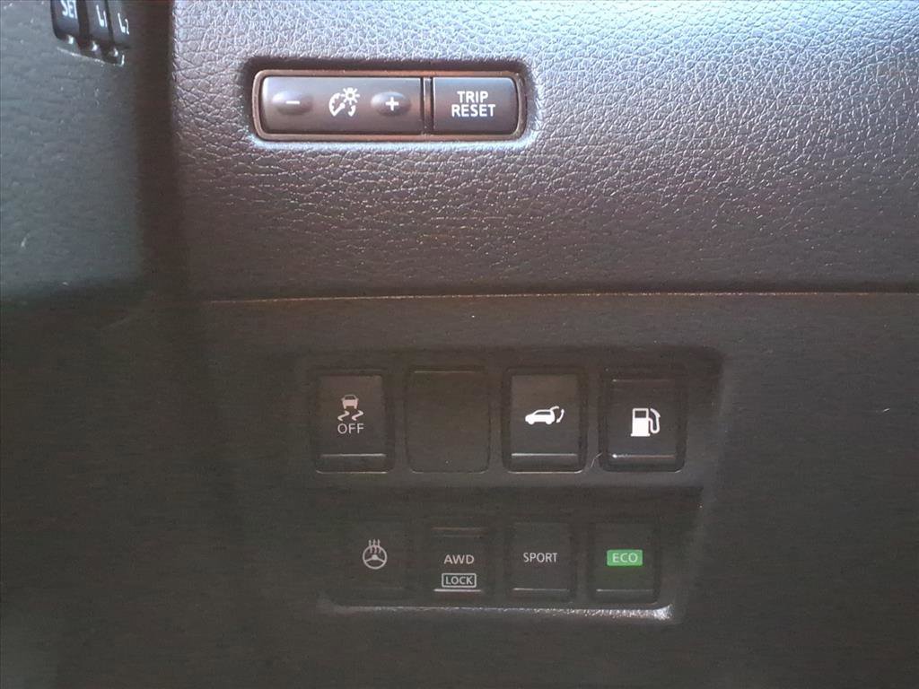 Used 2018 Nissan Rogue SV w/ Premium Package image 32